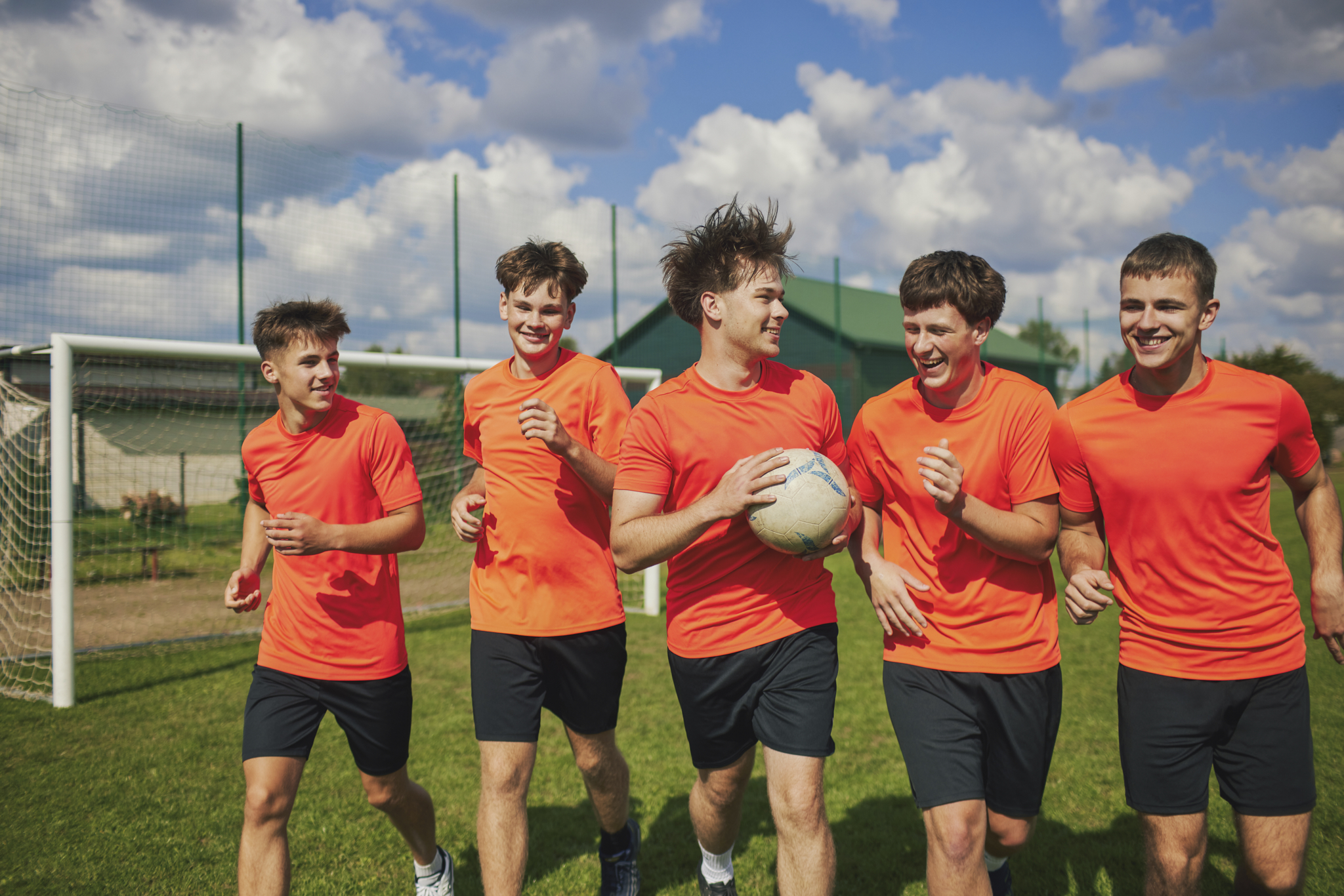 . Vydmantų gimnazijos moksleiviai gali kamuolį spirti iš visų jėgų – nes jį aikštėje sulaikys įrengtas apsauginis tinklas