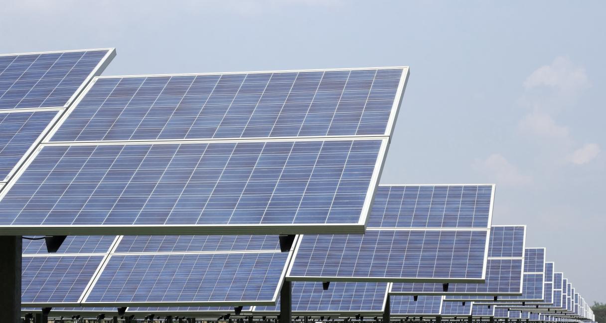 „Ignitis gamyba“ pradėjo didžiausios 3 MW saulės elektrinės įrengimą Baltijos šalyse
