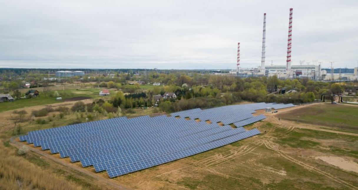 Šalia Elektrėnų atidarytas pirmasis pasaulyje visiems šalies gyventojams prieinamas saulės elektrinių parkas