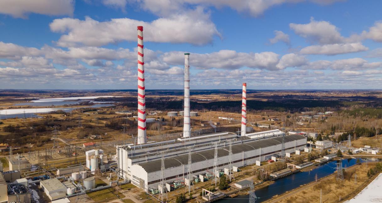 Demontuojamų dviejų nebenaudojamų Elektrėnų komplekso kaminų pokyčiai jau matomi vizualiai