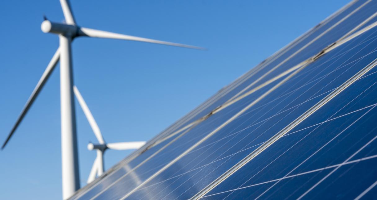 Inovacijos pakeliui: kaip suderinti saulės ir vėjo jėgainių generuojamą energiją?