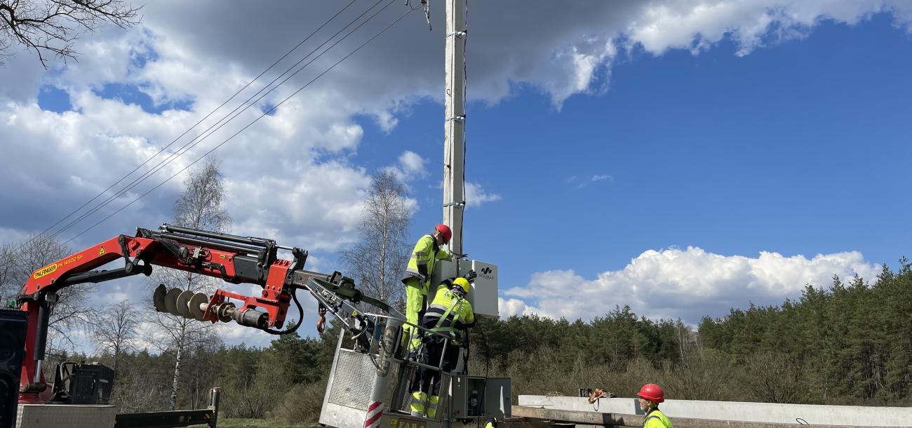 Bendrovė „Energijos skirstymo operatorius“ (ESO) kartu su „Ignitis grupė“ įsteigtu Inovacijų centru testuoja naujas įtampos reguliavimo technologijas, kurios leistų elektros skirstomųjų tinklų įtampą valdyti lanksčiai. Testuojama sistema, kuri atskirai kiekvienoje elektros tinklo fazėje automatiškai reguliuoja įtampą, pasinaudodama reaktyviosios galios moduliatoriais. Esant poreikiui galima padidinti arba sumažinti įtampos vertę tinkle, taip užtikrinant sklandų vartotojų įrenginių veikimą. Atlikdama šį pilo