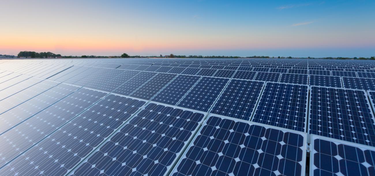 Gaminančių vartotojų gretos plečiasi: sėkmingai išparduota pirmoji 4 MW „Ignitis gamyba“ nutolusi saulės elektrinė Obeniuose