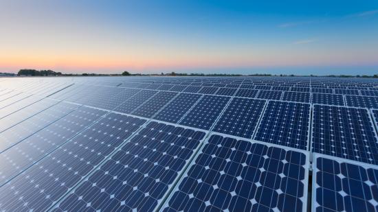 Gaminančių vartotojų gretos plečiasi: sėkmingai išparduota pirmoji 4 MW „Ignitis gamyba“ nutolusi saulės elektrinė Obeniuose